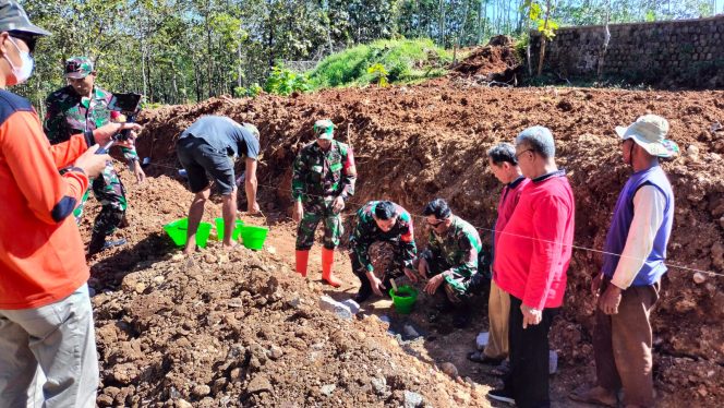 
					Peletakan Batu Pertama Oleh Danramil 14/Jatisrono, Tandai Pembangunan Talud Dimulai