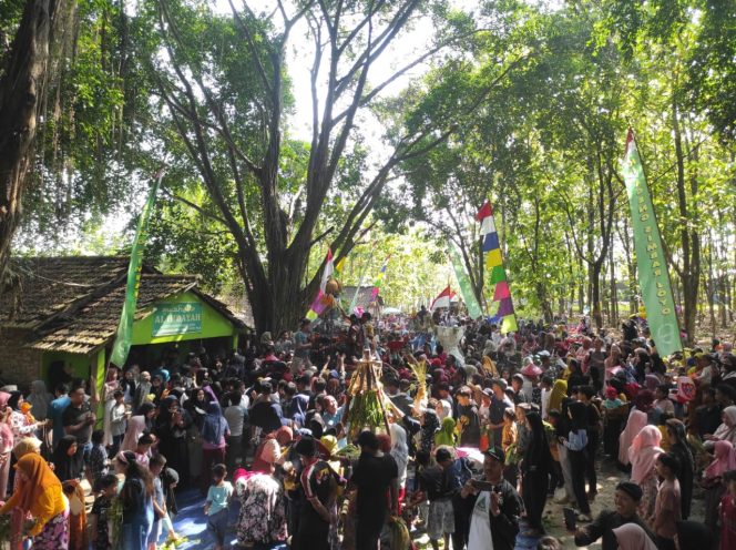 
					Meriahnya Sedekah Bumi di Desa Jimbaran Kayen Pati, Warga Berebut Gunungan