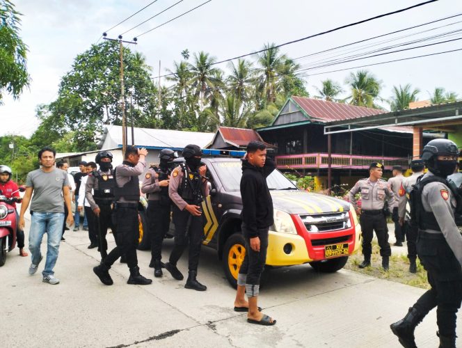 
					Viral ! Pemberitaan Judi Sabung Ayam Di Media Online, Polres Pinrang Respon Cepat Lakukan Penggerebekan