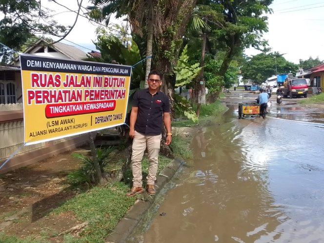 
					Prihatin Dengan Kondisi Jalan Rusak, LSM AWAK Pasang Spanduk Kepedulian