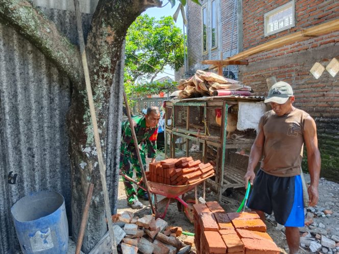 
					Selalu Hadir Di Tengah Masyarakat, Babinsa Koramil Wlingi Bantu Rehab Rumah Warga Binaannya