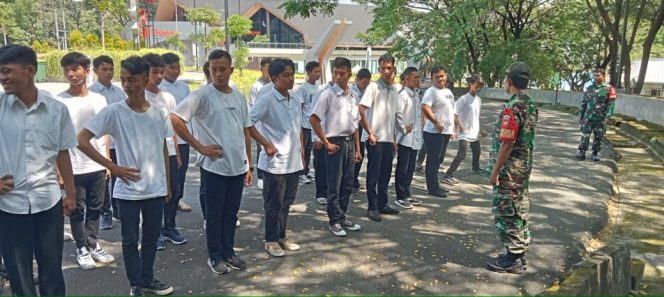 
					Ciptakan Disiplin Sejak Dini, Babinsa Kelurahan Jebres Beri Pelatihan PBB