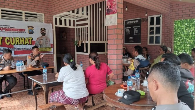 
					Jumat Curhat, Kapolsek Pancur Batu Tampung Keluhan dan Berikan Solusi Terhadap Permasalahan Warga