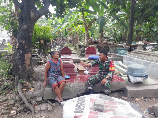 
					Bincang Santai, Jaga Hubungan Baik Babinsa Laweyan Laksanakan Komsos Dengan Warga