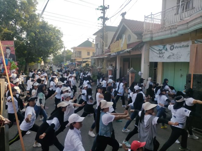 
					Emak- Emak Hitam Putih Ramaikan Bersih Desa Ngurensiti