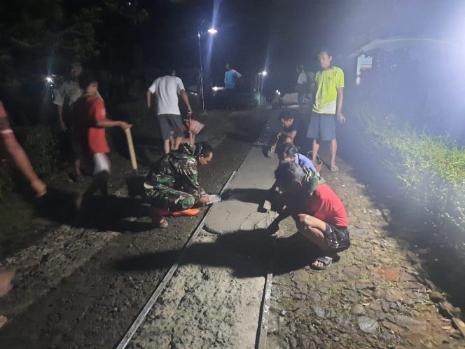 
					Malam Hari, Tak Menyurutkan Semangat Babinsa Laksanakan Karya Bakti Bersama Warga