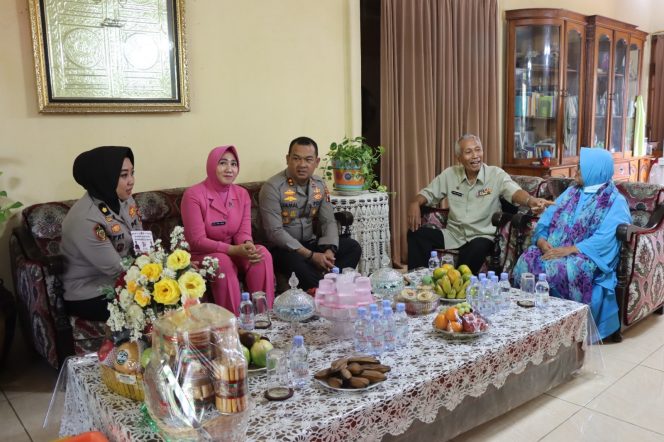 
					Hut Bhayangkara ke- 77, Kapolres Kendal Dan Ketua Bhayangkari Gelar Anjangsana Ke Purnawirawan Polri
