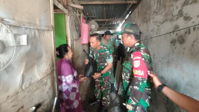 
					Jumat Berkah, Dandim 0735/Surakarta Bagikan Paket Sembako Kepada Masyarakat Kurang Mampu