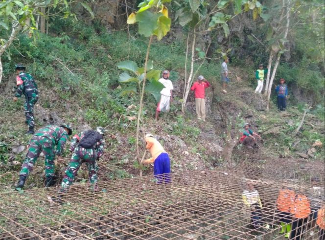 
					Sinergi Forkopincam Giriwoyo Bersihkan Luweng Di Girikikis Dalam Upaya Mitigasi Bencana Banjir