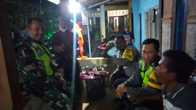 
					Babinsa 07/ Wedarijaksa Berikan Pengamanan Takbir Keliling