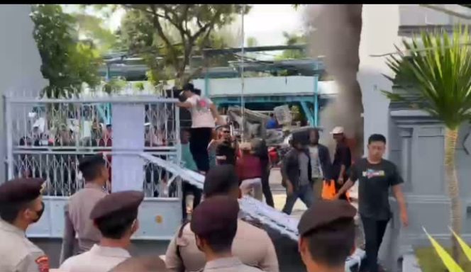 
					Pagar Disdik Jatim Dirusak Massa, Diduga Perintah Oknum Anggota Dewan