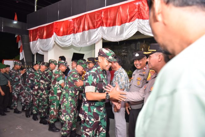 
					Hari Bhayangkara Ke 77, Danramil 04 Cengkareng Beri Surprise Ke Polsek Cengkareng