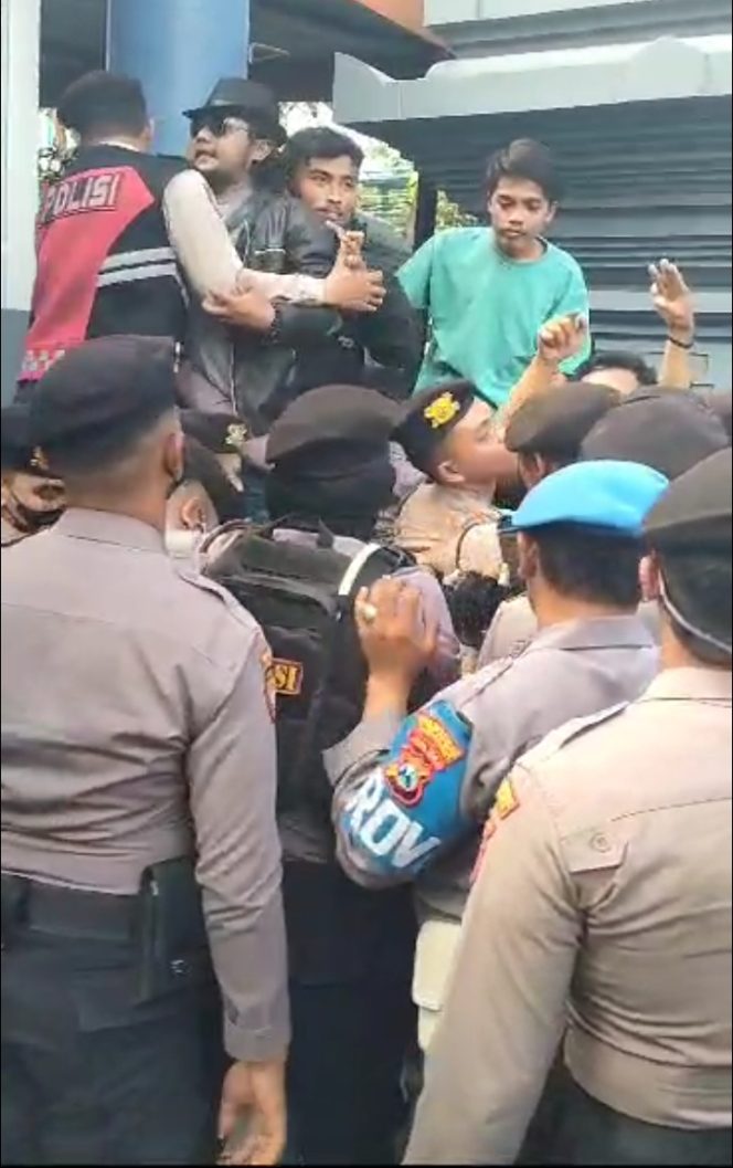 
					Polisi Tetapkan Tujuh Tersangka Diduga Perusak Pagar Disdik Jatim