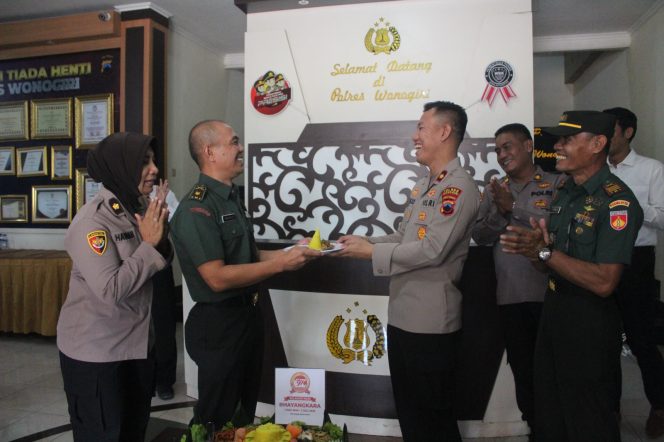 
					Di Hari Jadi Bhayangkara Ke- 77, Polres Wonogiri Mendapatkan Kejutan Dari Prajurit TNI