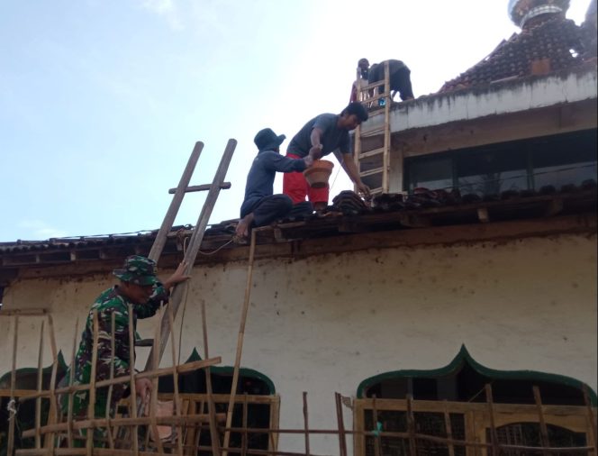 
					Babinsa Tukulrejo Cepat Tanggap Perbaiki Atap Masjid Pasca Gempa