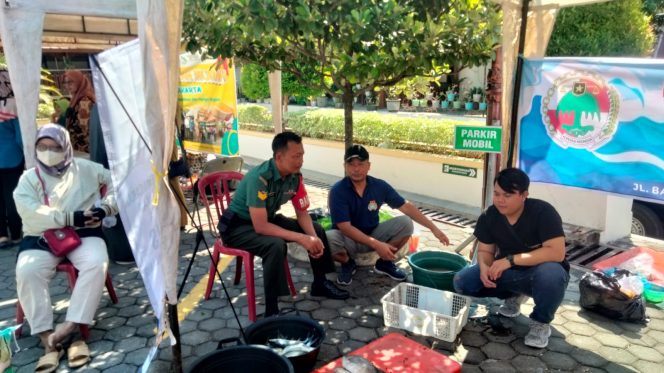 
					Sembari Komsos Dengan Pedagang, Babinsa Jebres Pantau Harga Ikan Segar