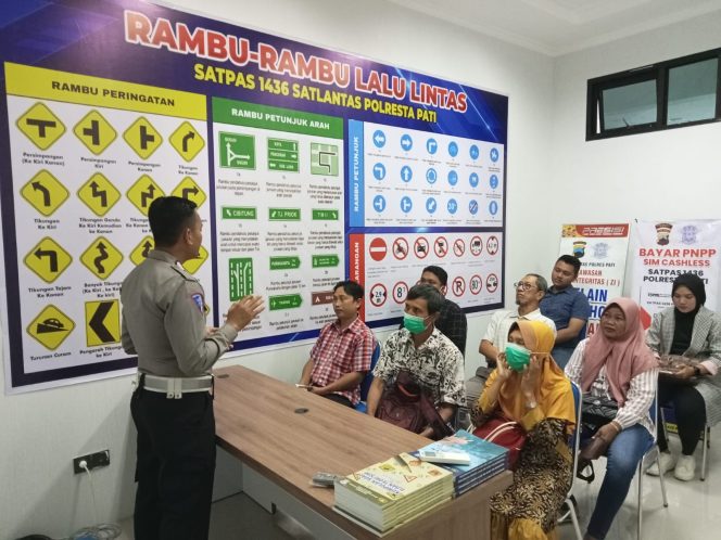 
					Satpas 1436 Polresta Pati Gelar Edukasi dan Teknis Pemohon SIM