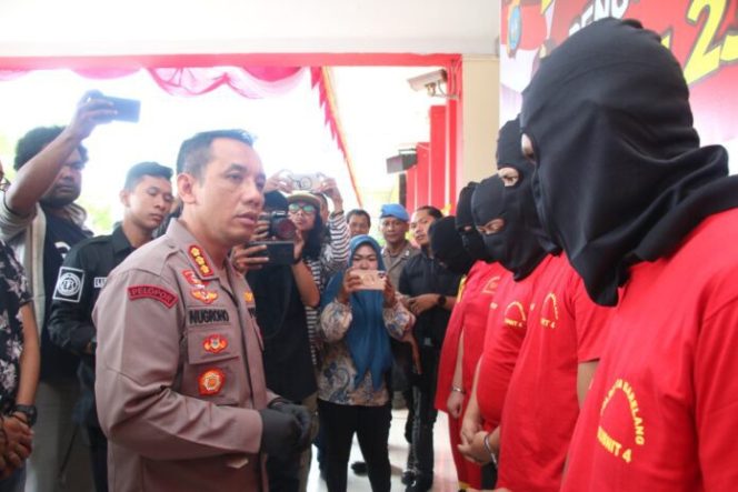 
					Satres Narkoba Polresta Barelang Ungkap Tindak Pidana Narkotika Jenis Sabu Seberat 23.477,44 Gram Dan Tanaman Ganja