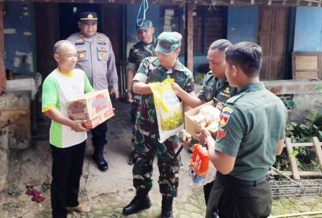 
					Tinjau Pelaksanaan Karya Bakti, Dandim Wonogiri Berikan Paket Sembako Kepada Warga Terdampak Gempa