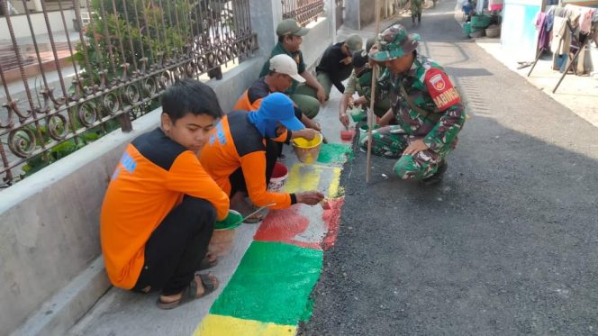 
					Warga Tak Mau Kalah Semangat Dengan Satgas Karya Bakti Daerah Tahap VI di Wilayah Kelurahan Pucangsawit