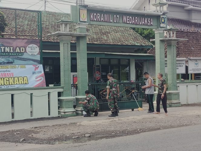 
					Anggota Koramil 07/Wedarijaksa Kerja Bakti Bersihkan Markas