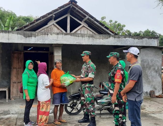
					Di Pracimantoro, Danramil Serahkan Sembako Kepada Warga Terdampak Bencana Gempa