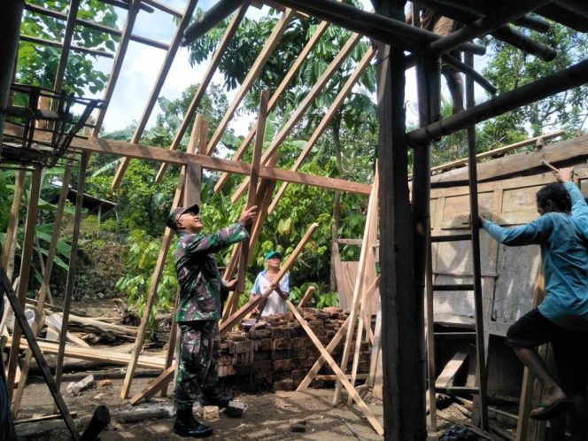 
					Rumah Warga Tertimpa Pohon, Babinsa Bersama Warga Gelar Karya Bakti