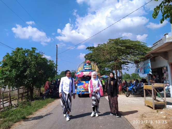 
					Kepala Desa Maguan, Joko Saiful Amri bersama Bu Kades, Freni Ardiana tampil couple dengan adat Jawa dalam karnaval budaya bersih desa, Minggu (9/7/2023).
