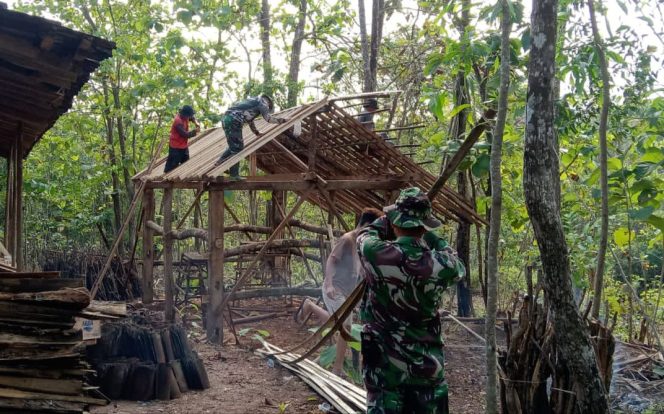 
					Wujudkan Kepedulian, Danramil Ngadirojo Bantu Buat Kandang Ternak Milik Warga