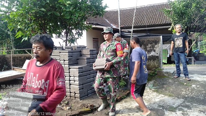 
					Wujudkan Rumah Layak Huni, Babinsa Pos Selopuro Bantu Rehab Rutilahu Milik Warga Binaannya