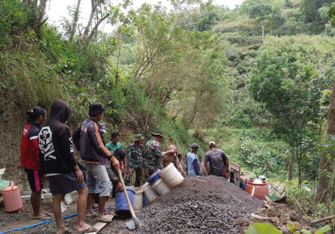 
					Peran Aktif Babinsa Dalam Percepatan Pembangunan Di Desa Binaan Dengan Turut Langsung Dalam Karya Bakti Pembuatan Talud 