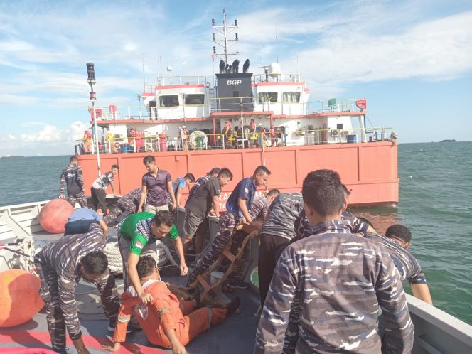 
					KRI Escolar- 871 Dengan Sigap Evakuasi ABK SPOB Ratu Yamani Yang Mengalami Kebakaran di Perairan Tabaneo Kalsel