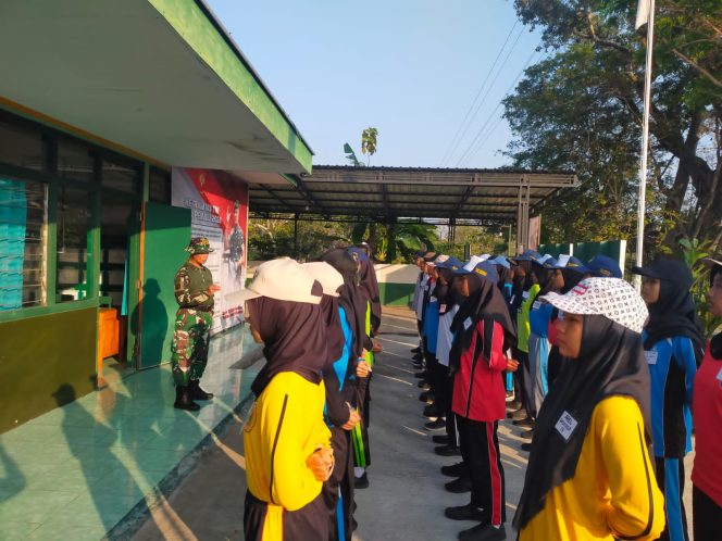 
					Anggota Koramil 09/Giritontro bersama Polsek Giritontro melaksanakan pelatihan terhadap para siswa-siswi yang dipersiapkan sebagai pasukan pengibar bendera (Paskibra) untuk Kecamatan Giritontro