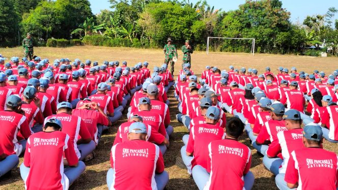 
					Danramil Kapten Inf Hengky Nurcahyadi memerintahkan anggotanya yakni Sertu Lasto, Sertu Mianto, Serda Agus Guridno, Serda Huda dan Serda Sukirno untuk memberikan pembekalan dan pelatihan kepada siswa-siswi SMK 2 Pancasila sebanyak 289 anak dalam kegiatan Masa Pengenalan Lingkungan Sekolah (MPLS)