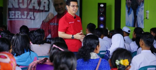 
					Staf Khusus Menteri Hukum dan HAM RI, Bane Raja Manalu memberikan motivasi kepada penerima Program Indonesia Pintar (PIP) tingkat SD, SMP, dan SMA/SMK
