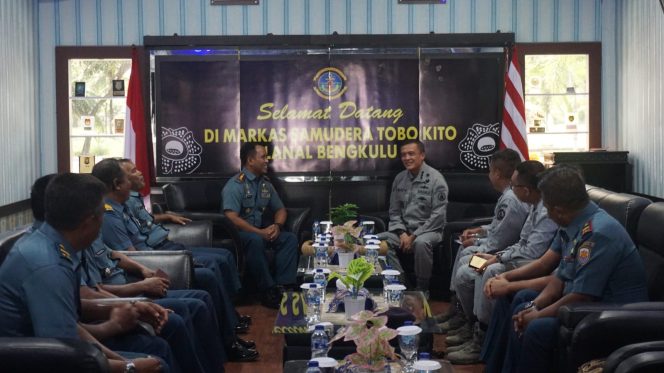 
					Komandan Pangkalan TNI Angkatan Laut (Danlanal) Bengkulu Letkol Laut (P) Nyoman Gede Pradnyana A.S menerima kunjungan kerja Direktorat Data dan Informasi Bakamla RI di Mako Lanal Bengkulu