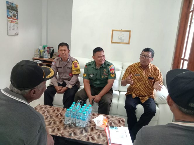 
					Babinsa Koramil 04/Jebres Kodim 0735/Ska Serma Samuel dan Serka Suryanto bersama Babinkamtibmas Aiptu Suwardi melaksanakan interaksi secara langsung dengan Lurah dan perangkat Kelurahan Sewu, Kamis (27/07/2023)