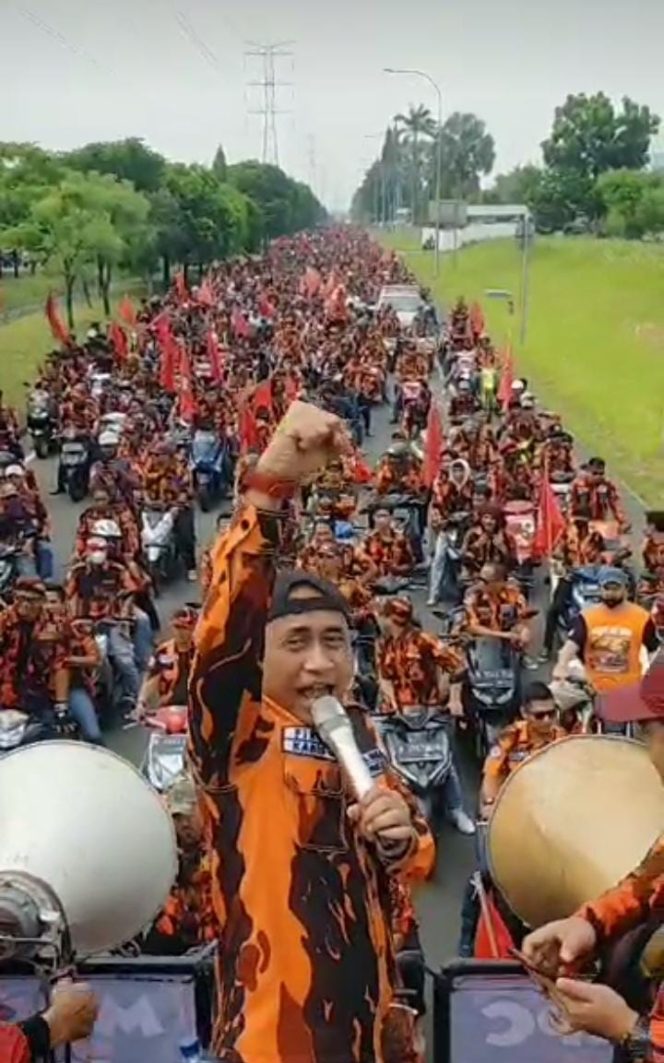 
					Ribuan massa dari Organisasi Pemuda Pancasila Kabupaten Bekasi atau Majelis Pimpinan Cabang (MPC) Pemuda Pancasila Kabupaten Bekasi gelar aksi damai di depan PT. TBINA