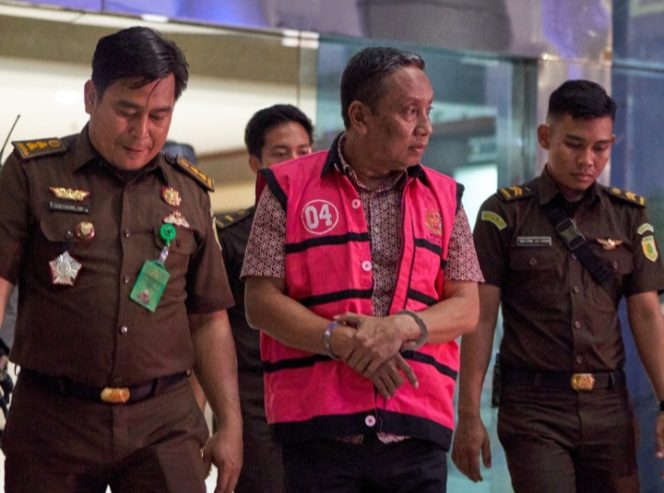 
					Kejati Sulsel menetapkan FS sebagai tersangka setelah Penyidik mendapatkan minimal dua alat bukti sah sebagaimana yang diatur dalam pasal 184 ayat (1) KUHAP