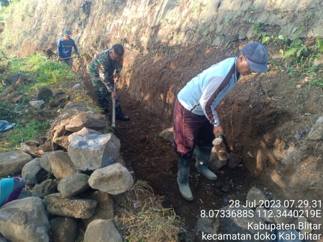 
					Babinsa Koramil 0808/13 Doko Kodim 0808/Blitar Sertu Supriendi dan warga masyarakat, melaksanakan kegiatan kerja bakti dan gotong royong bersama membangun saluran irigasi