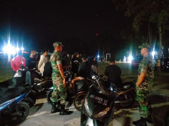 
					Babinsa Koramil 17/Sidoharjo melaksanakan patroli malam