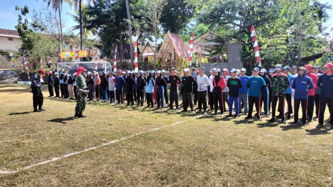 
					Sertu Lasto anggota Koramil 14/Jatisrono Kodim 0728/Wonogiri saat memberikan pelatihan kepada siswa-siswi SMA gabungan sekecamatan Jatisorono di lapangan kecamatan Jatisrono, Sabtu (29/7/2023)