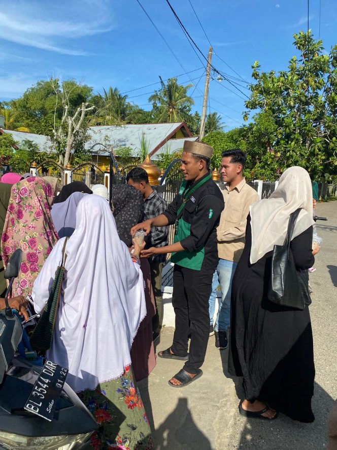 
					Ketua HMI cabang Aceh Timur Raja Abdul Razzi membagikan ratusan bubur dalam menyambut Hari Asyura