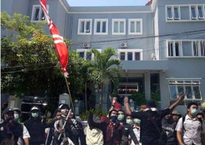 
					Aliansi Madura Indonesia (AMI) bersama PKL, Ormas dan LSM yang ada di kota Surabaya akan menggeruduk dan Mengepung Kantor Satpol-PP Kota Surabaya, Minggu (30/7/2023)