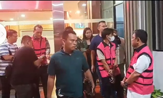 
					BSS,RNS dan AH, Ketiganya diperiksa oleh Kejaksaan Negeri Kaur dalam proses penyidikan perkara tindak pidana korupsi pelaksanaan dan pengelolaan Dana Bantuan Operasional Kesehatan (BOK) terhadap 16 Kepala Puskesmas di Kabupaten Kaur Tahun Anggaran 2022