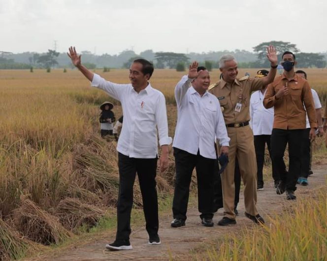 
					Bacapres Prabowo Subianto dan Bacapres Ganjar Pranowo bersama Presiden Joko Widodo
