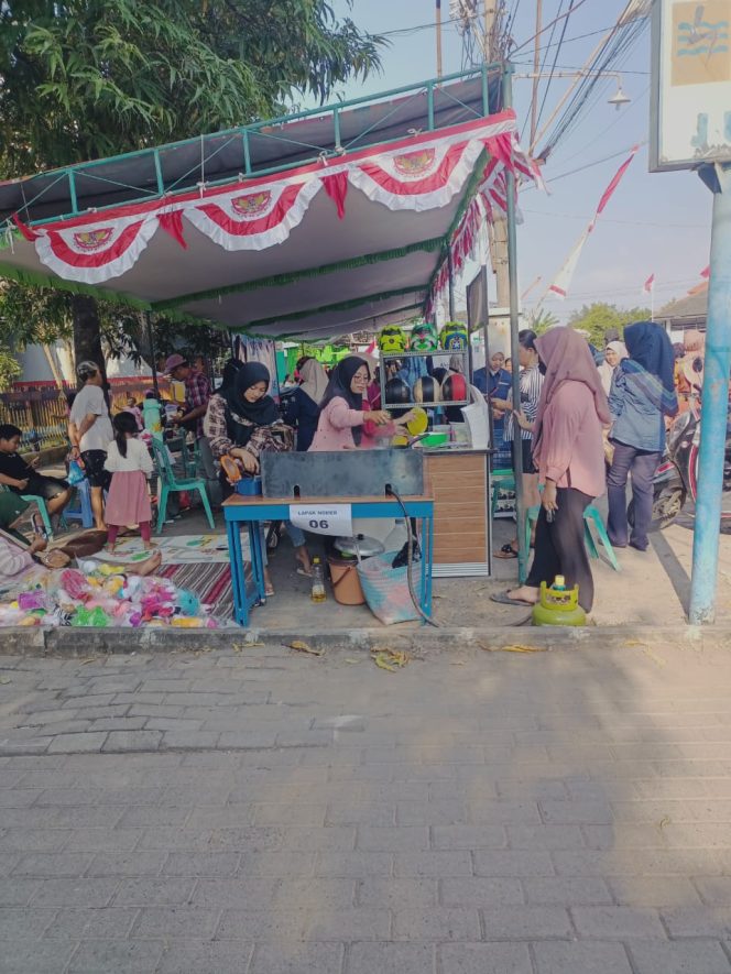 
					Bazar UMKM dilaksanakan dalam rangkaian kegiatan Harlah ke-10 Sapu Jagad di Juwana Kabupaten Pati