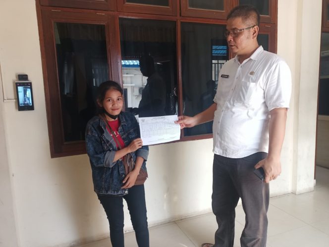 
					Berkat bantuan dari Uba Pasaribu dan dukungan dari Kabid Kependudukan di Dinas Kependudukan dan Pencatatan Sipil Deli Serdang, Ester akhirnya berhasil memiliki identitas resmi sebagai Warga Negara Indonesia