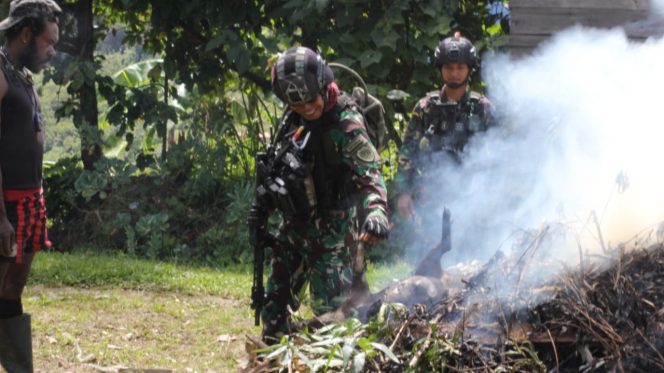 
					Dansatgas Mobile Raider 300 Siliwangi Hadiri Acara tradisi bakar batu dalam rangka memenuhi undangan Kepala Suku Dani Distrik Gome, Abelum Kogoya