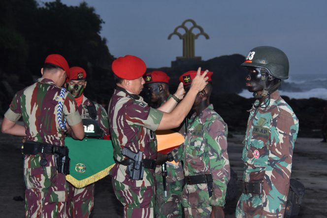 
					Komandan Jenderal Komando Pasukan Khusus (Danjen Kopassus) Mayor Jenderal TNI Deddy Suryadi, S.I.P., M.Si. resmi menutup Pendidikan Komando Angkatan 107 TA 2023 di Pantai Permisan Cilacap Jateng
